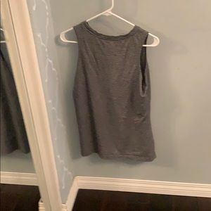 Woman’s no sleeve shirt